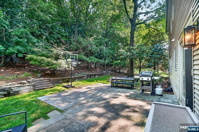 10 Lancaster Court, Cresskill, NJ 07626