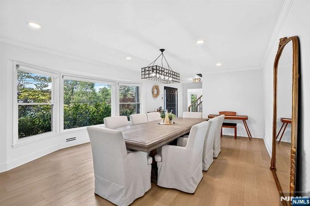 10 Lancaster Court, Cresskill, NJ 07626