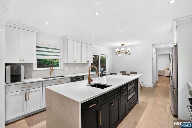 10 Lancaster Court, Cresskill, NJ 07626
