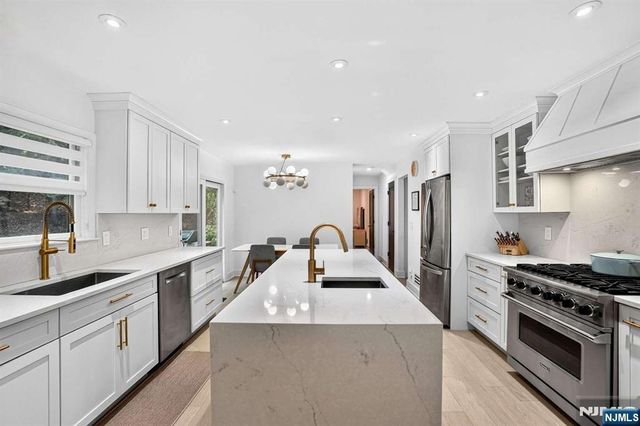 10 Lancaster Court, Cresskill, NJ 07626