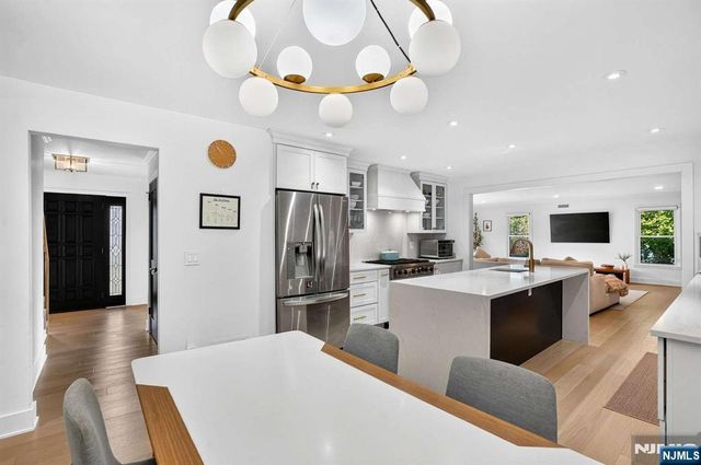 10 Lancaster Court, Cresskill, NJ 07626