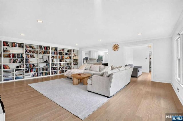 10 Lancaster Court, Cresskill, NJ 07626