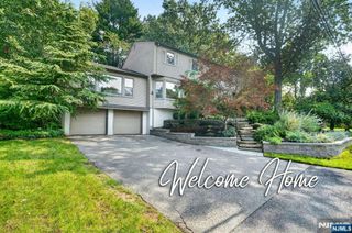 10 Lancaster Court, Cresskill, NJ 07626