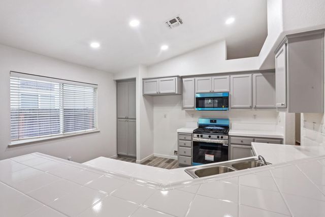 5032 Moorcroft Cir, Stockton, CA 95206