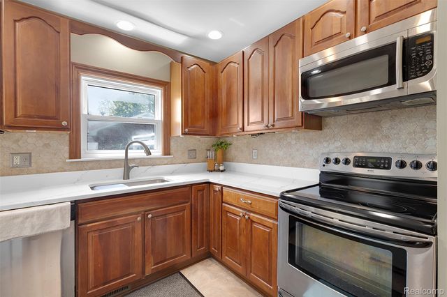 22827 Meridian Road, Grosse Ile Township, MI 48138