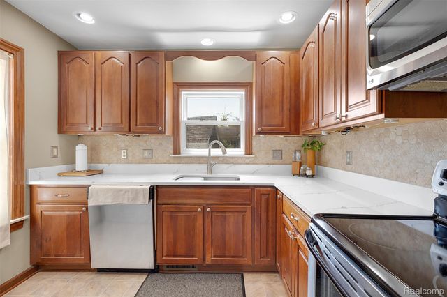 22827 Meridian Road, Grosse Ile Township, MI 48138