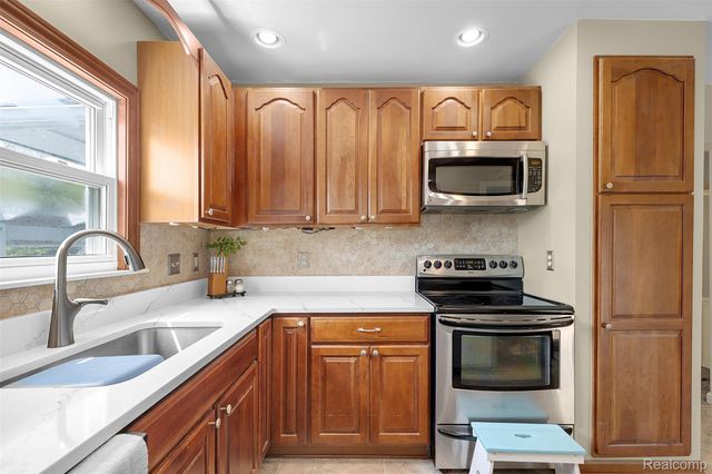 22827 Meridian Road, Grosse Ile Township, MI 48138