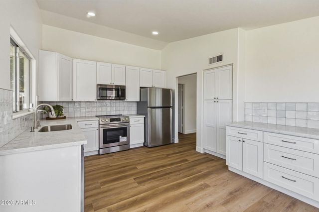 4705 E DESERT WIND Drive, Phoenix, AZ 85044