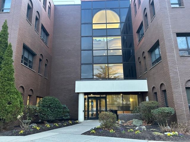 955 Main St 305, Winchester, MA 01890