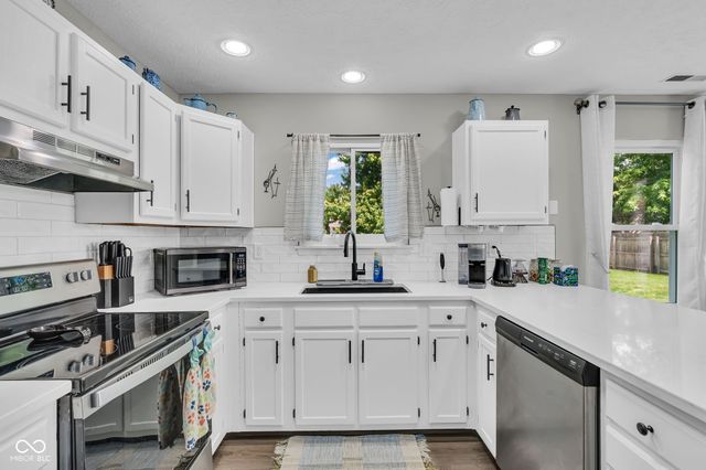 641 Saraina Lane, New Whiteland, IN 46184