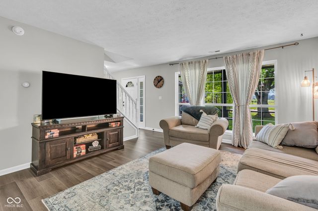 641 Saraina Lane, New Whiteland, IN 46184