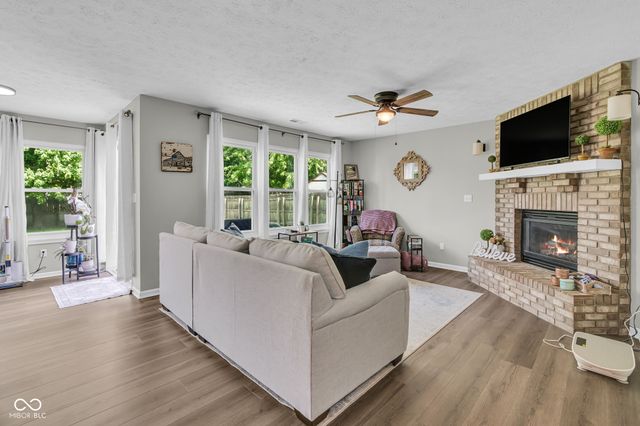 641 Saraina Lane, New Whiteland, IN 46184