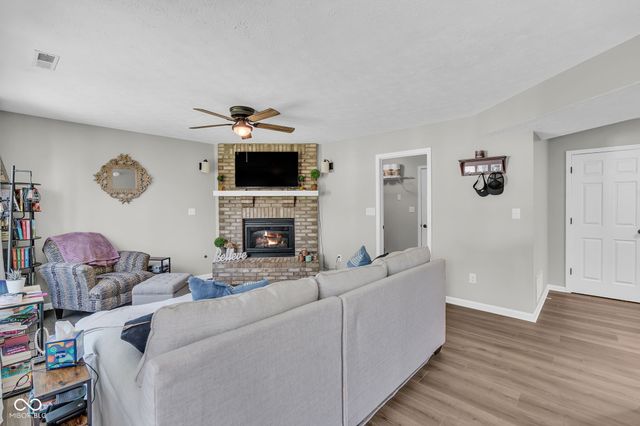 641 Saraina Lane, New Whiteland, IN 46184