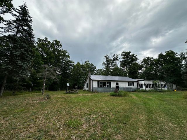 3664 N Hamlock Lane, Peacock Twp, MI 49644