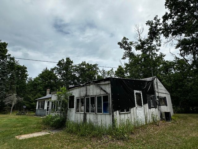 3664 N Hamlock Lane, Peacock Twp, MI 49644