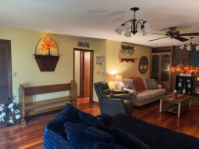 21 Colonial Drive, Clinton, IL 61727