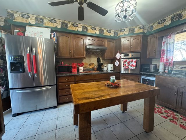 21 Colonial Drive, Clinton, IL 61727