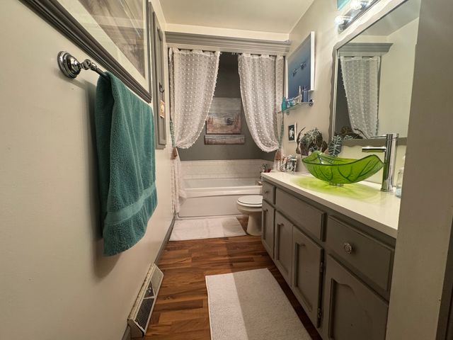 21 Colonial Drive, Clinton, IL 61727