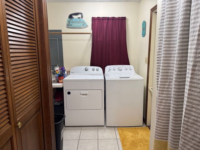 21 Colonial Drive, Clinton, IL 61727