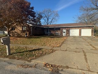 21 Colonial Drive, Clinton, IL 61727