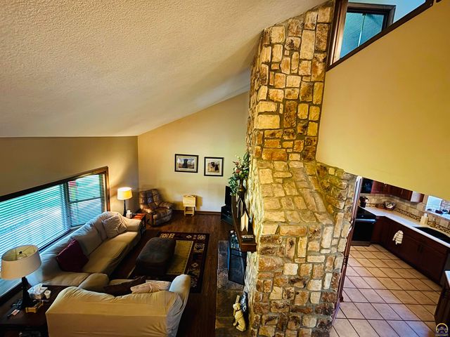 3530 NW 45th Ct, Topeka, KS 66618