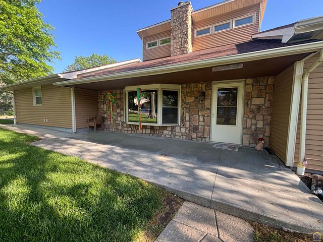 3530 NW 45th Ct, Topeka, KS 66618