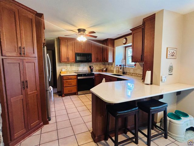 3530 NW 45th Ct, Topeka, KS 66618