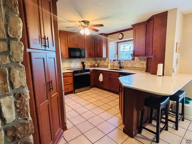 3530 NW 45th Ct, Topeka, KS 66618