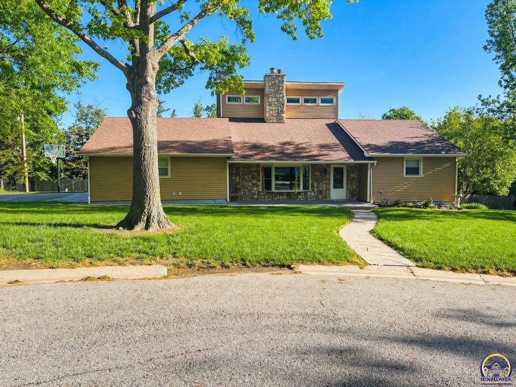 3530 NW 45th Ct, Topeka, KS 66618