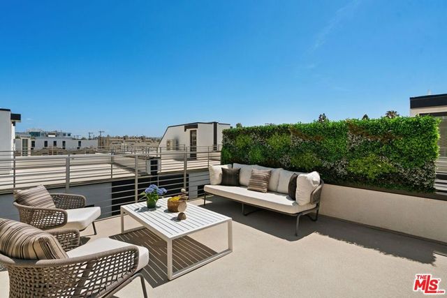 3805 S Verona Court, Los Angeles, CA 90066