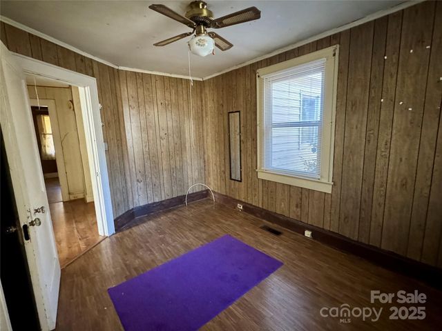 1116 W Davidson Avenue, Gastonia, NC 28052