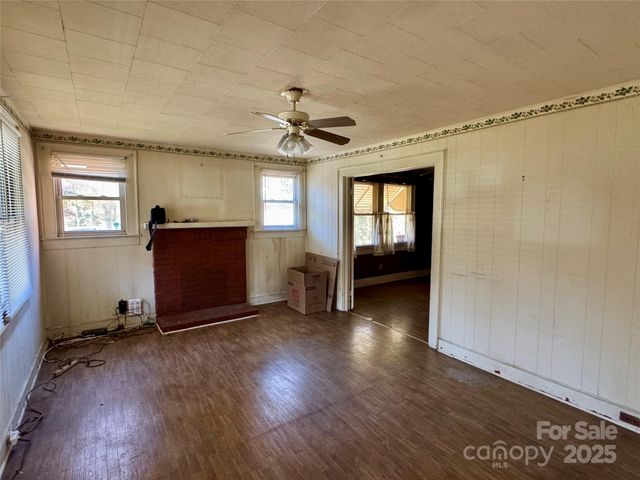 1116 W Davidson Avenue, Gastonia, NC 28052