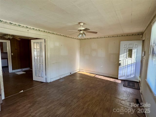 1116 W Davidson Avenue, Gastonia, NC 28052