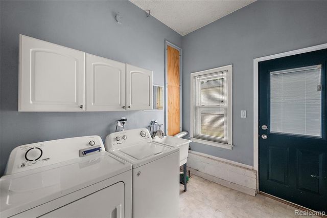 15464 Dixie, Redford, MI 48239