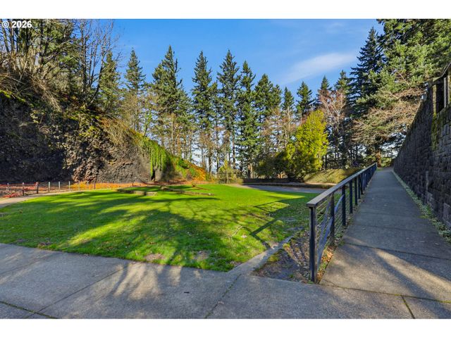 4426 Se HAWTHORNE Blvd 102, Portland, OR 97215