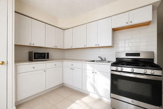 17 Betty Court, Staten Island, NY 10303