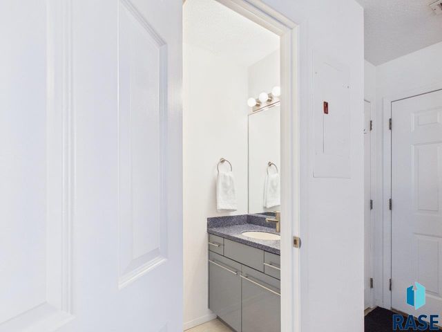 1117 S Bridgeport Pl Place, Sioux Falls, SD 57106