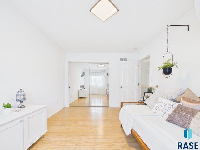 1117 S Bridgeport Pl Place, Sioux Falls, SD 57106