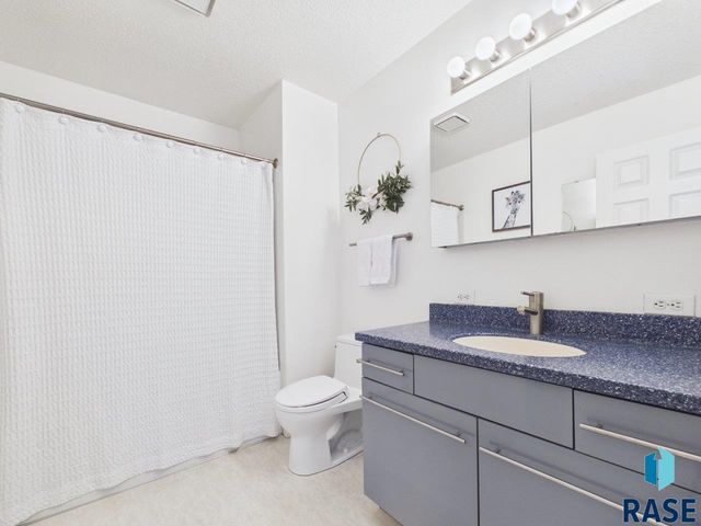 1117 S Bridgeport Pl Place, Sioux Falls, SD 57106