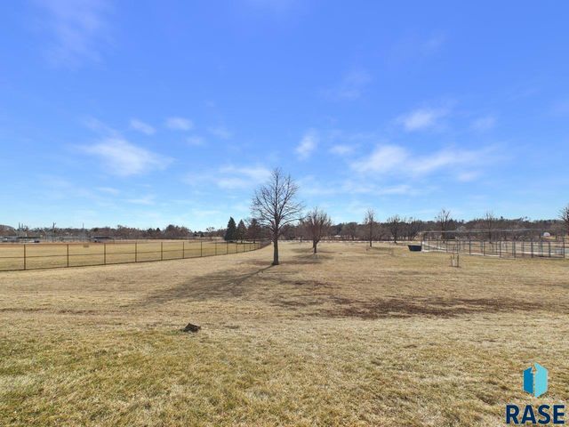 1117 S Bridgeport Pl Place, Sioux Falls, SD 57106