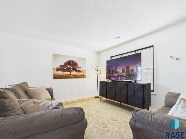 1117 S Bridgeport Pl Place, Sioux Falls, SD 57106