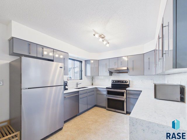 1117 S Bridgeport Pl Place, Sioux Falls, SD 57106