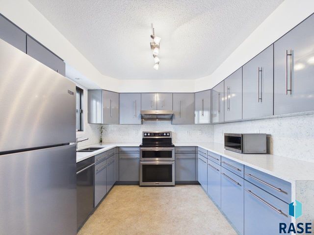 1117 S Bridgeport Pl Place, Sioux Falls, SD 57106