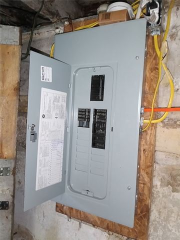 210 N 4th St, Jeannette, PA 15644