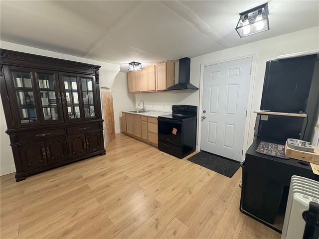 210 N 4th St, Jeannette, PA 15644