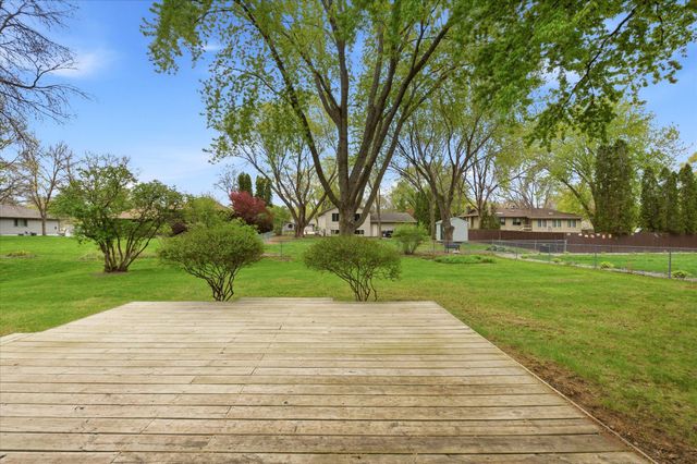 513 Laredo Lane, Chanhassen, MN 55317