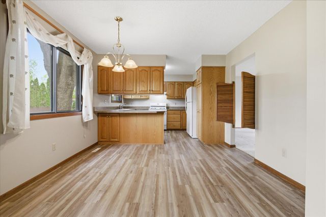 513 Laredo Lane, Chanhassen, MN 55317