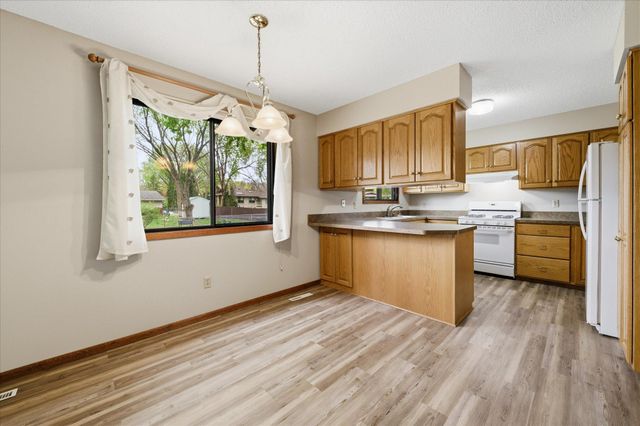 513 Laredo Lane, Chanhassen, MN 55317