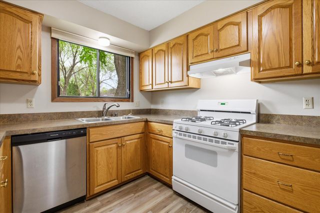 513 Laredo Lane, Chanhassen, MN 55317