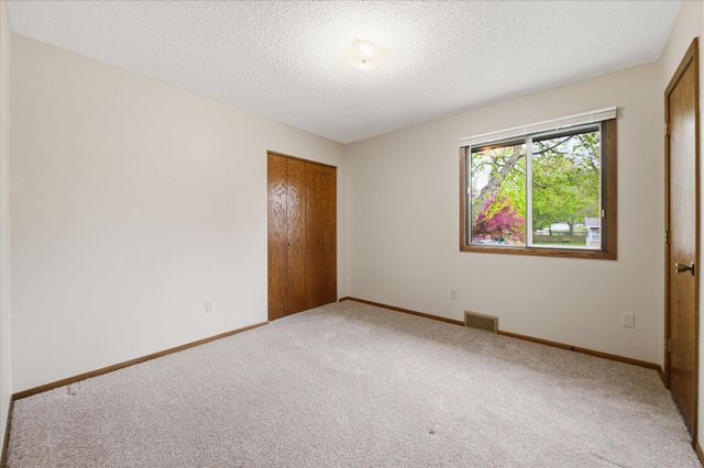 513 Laredo Lane, Chanhassen, MN 55317